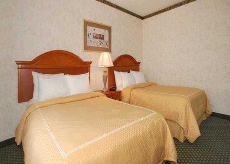 Holiday Inn Express & Suites Indianapolis - East By Ihg Room photo